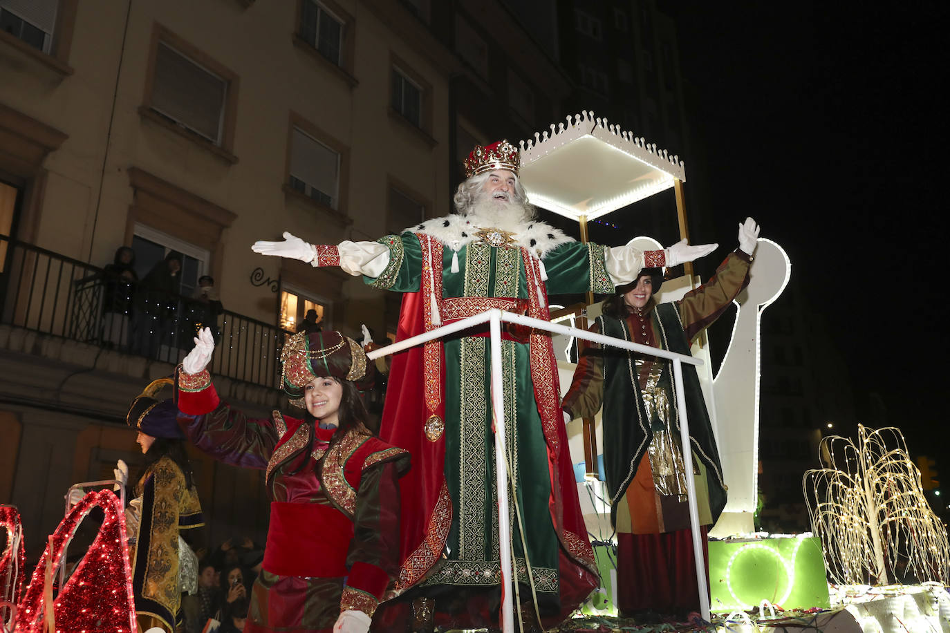 Los Reyes Magos inundan Gijón de ilusión y caramelos El Comercio